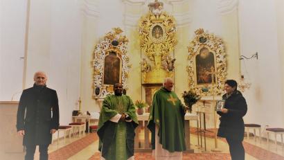 Bild: gz
Die Mesnerin Roswitha Fürtsch erhielt von Pfarrer Erwin Bauer im Beisein von Pfarrvikar Bazir und Kirchenrat Anton Hochwart zum Abschied ein Hinterglasbild und Blumen.