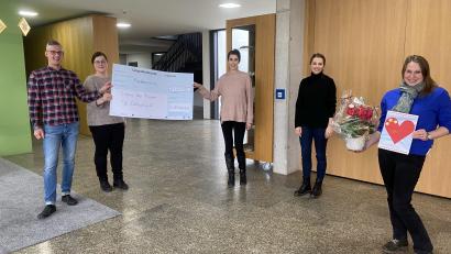 Bild: exb
Glückliche Gesichter bei der Spendenübergabe: Ladies-Circle-Präsidentin Victoria Krautter (von rechts), Julia Jockwer und Zuzanna Prusko überreichen einen symbolischen Scheck in Höhe von 5000 Euro an Melanie Zimmerer und Leiter Patrick Schu vom Haus für Kinder St. Elisabeth in Weiden.
