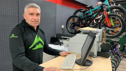 Bild: ck
Martin Eckl zieht mit seinem Radgeschäft direkt an den Bocklradweg nach Vohenstrauß .