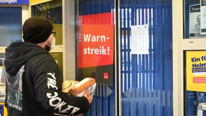 Bild: Gabi Schönberger
Postkunden können derzeit keine Pakte aufgeben und abholen. Die Postbankfiliale in Weiden streikt.