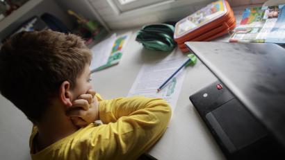 Symbolbild: Eduardo Parra
Obwohl die Schule am Donnerstag eigentlich ausgefallen ist, kommen die Schüler um das Lernen nicht herum - der Distanzunterricht macht es möglich.