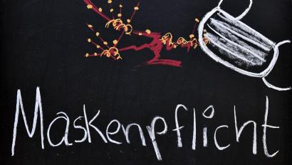 Symbolbild: Martin Schutt
Die Maskenpflicht soll auch nach dem 20. März bleiben.