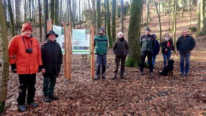 Bild: Sven Grünert/exb
Bei der Eröffnung das Waldumbau-Erlebnispfades Steinberg (von links): Professor Wolfgang Schirmer (Uni Düsseldorf), Hans Renner (Waldbesitzer), Andreas Tschuschke (UNB Amberg-Sulzbach), Melanie Chisté (Naturpark Fränkische Schweiz), Horst-Dieter Fuhrmann (AELF), Ursula Schirmer, Christina Hübner (AELF) und Bernhard Köller (Bürgermeister von Königstein).