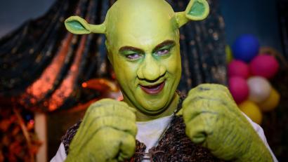 Bild: David-Wolfgang Ebener/dpa
Markus Söder hatte viele ikonische Auftritte bei der Fastnacht in Franken. Unter anderem kam er einmal als Film-Figur Shrek verkleidet.