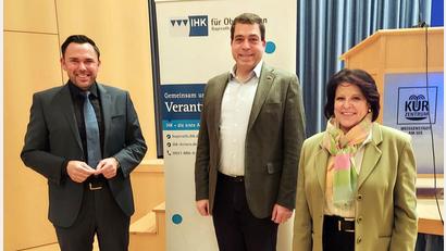 Bild: IHK Marktredwitz-Selb/exb
Neuer Vorsitzender des IHK-Gremiums Marktredwitz/Selb ist Dr. Roman Pausch (Mitte). IHK-Hauptgeschäftsführerin Gabriele Hohenner (rechts) und Robert Göpel (links), Geschäftsführer des IHK-Gremiums Marktredwitz/Selb, gehörten zu den ersten Gratulanten.