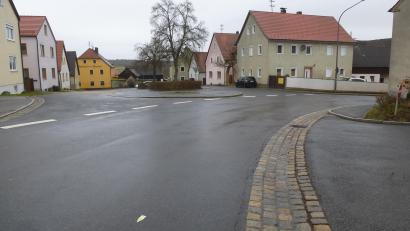 Bild: bk
Im Rahmen der Baumaßnahme am Marktplatz in Kaltenbrunn soll auch der Gehweg auf der rechten Seite an der Ecke Grafenwöhrer Straße verbreitert werden.
