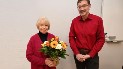 Bild: Thomas Graml, Stadt Amberg/exb
Gisela Schubert unterrichtet seit 50 Jahren Englisch an der Volkshochschule Amberg. VHS-Leiter Reiner Volkert gratuliert mit einem Blumenstrauß.
