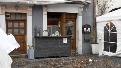 Bild: Gabi Schönberger
Am Donnerstag wurde die Absperrung vor dem Lokal in der Weidener Innenstadt abgebaut.