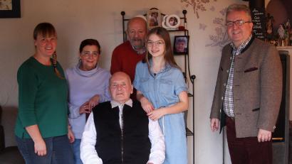 Bild: wro
Hans Brosch (sitzend) freute sich über die vielen Glückwünsche zu seinem 80. Geburtstag. Im Bild (hinten von links) Tochter Claudia Eiglmeier, Schwester Lisa Steidl, Bruder Günter Brosch, Enkelin Ida Eiglmeier und Bürgermeister Toni Dutz.