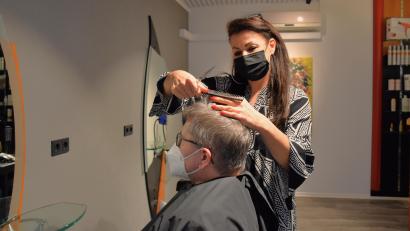 Bild: ubb
Patricia Berner, Inhaberin des Friseursalons „Mein Frisör Berner“ in Tirschenreuth, hat treue Kunden, die alle bisherigen Vorgaben erfüllt haben, um sich weiterhin die Haare schneiden lassen zu können. Natürlich ist sie dennoch froh, dass die Regeln wieder gelockert wurden.