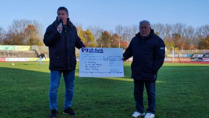 Bild: e
Jürgen Walter (rechts) und Wolfgang Haller bei der Spendenübergabe.