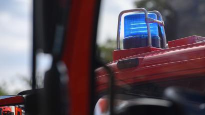 Bild: Robert Michael
Ein Blaulicht leuchtet auf dem Dach eines Einsatzfahrzeugs der Feuerwehr. Foto: Robert Michael/dpa-Zentralbild/ZB/Symbolbild