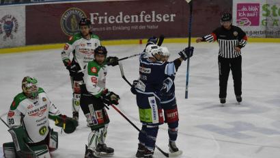 Bild: gb
Am Freitag bejubelten die Blue Devils einen 4:2-Sieg gegen Höchstadt. Das Spiel am Sonntag in Peiting ist wegen Corona-Fällen bei den Gastgebern abgesagt worden.