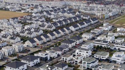 Bild: Henning Kaiser/dpa
Vor allem in Großstädten und ihrem Umland kann das Erben des Elternhauses eine finanzielle Bürde bedeuten.