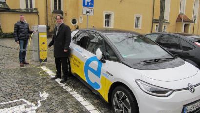Bild: fg
Bürgermeister Hermann Falk am elektrischen Zapfhahn hofft mit Bayernwerk Kundenbetreuer Markus Windisch, dass die beiden neuen E-Tankstellen gut angenommen werden.