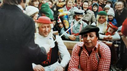 Archivbild: gz
Am Marktplatz drängten sich die Zuschauer um den ehemaligen Lehrer Reinhold Escherl mit Zeigestab und um die als Schüler kostümierten Big-Sound-Musiker Albin Meckl und Herbert Sachs (vorne, von links) und Richard Procher und Michael Kirner (hinten, von links) .