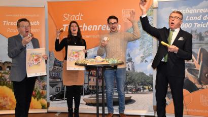Bild: ubb
Mit einem „Helau“ machen Stadtmarketing-Vorsitzender Max Schön, Touristinfo-Leiterin Stefanie Süß, Jugendbeauftragter Sebastian Wiedemann und Bürgermeister Franz Stahl (von links) Werbung für die Faschingskrapfen-Aktion am Freitag, 25. Februar.
