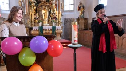 Bild: le
Helena und Silke Scherm (von links) glänzen mit ihrem Auftritt „Unsere Kirche soll voller werden".