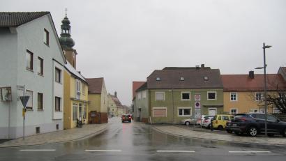 Bild: fg
Die Engstelle beim sogenannten „Fischerschusterhaus“ (rechts) beim westlichen Zugang zur Hirschauer Altstadt soll gerade auch mit Blick auf die Fußgänger beseitigt werden.