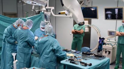 Bild: Bernhard Krebs/exb 
Im Operationssaal der Fachklinik Lindenlohe kommt eine neue Technik zum Einsatz.