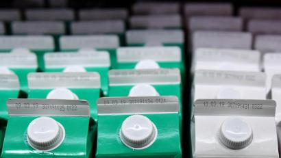 Symbolbild: Jens Kalaene/dpa
Milch oder lieber ein Hafer-, Soja- oder Mandel-Drink? Beim Verbraucher werden die veganen Alternativen beliebter, bei den Herstellern und im Vertrieb im Landkreis Schwandorf ist deren Rolle – noch – untergeordnet.