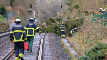 Bild: Jonas Walzberg/dpa
Nach Sturmtief „Zeynep“ laufen die Sichtungs- und Aufräumarbeiten. Foto: Jonas Walzberg/dpa