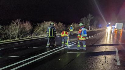 Archivbild: jma
Bei Ursensollen musste am Freitagabend die B 299 zeitweise gesperrt werden, nachdem der Sturm mehrere Strommasten geknickt hatte. Ein Lkw fuhr in die herabhängende Stromleitung. Die Feuerwehren aus Ursensollen und Amberg waren dort im Einsatz.