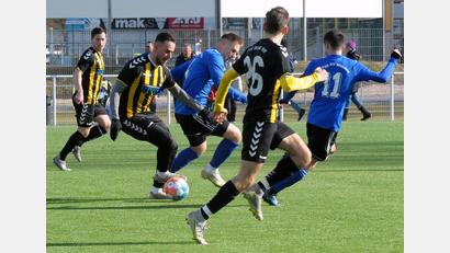 Bild: Werner Franken
Einen schweren Stand hatte die SpVgg SV Weiden (blaue Trikots) gegen den Bayernligisten SpVgg Bayern Hof. Der Tabellenführer der Landesliga Mitte unterlag mit 1:5.