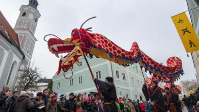 Archivbild: Armin Weigel/dpa
Eine Gruppe mit einem chinesischen Drachen beim traditionellen „Chinesenfasching“ in Dietfurt.