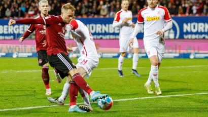 Bild: Daniel Löb/dpa
Pascal Köpke (links) windet sich im Regensburgs Verteidiger Scott Kennedy, doch sein Abschluss verfehlte in dieser Szene noch das Jahn-Tor. Wenig später netzte der Club-Angreifer aber per Kopf zum 1:0 ein.