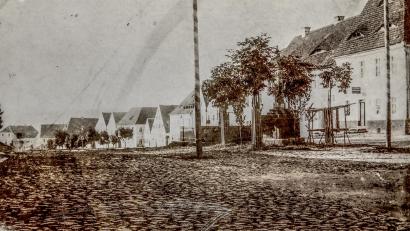 Archivbild: njn
Blick vom Marktplatz, damals noch mit Mariensäule, hinunter zur Westseite des Unteren Marktes, die 1832 bis auf einige Häuser im oberen Bereich vom Brand verschont blieb.