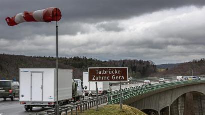 Bild: Michael Reichel/dpa
Wohin bläst der Wind? Auf Autobahnbrücken zeigen oft Luftsäcke, ob und aus welcher Richtung der Wind weht.