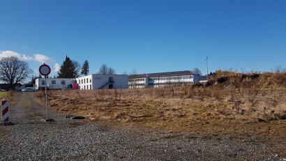 Bild: gi
Marktrat und Jugendbeauftragter Sandro Stefinger will nach Rücksprache mit den Jugendlichen das Gemeinde-Gelände nördlich des Seniorenheims als Dirtpark nutzen. Links daneben will Ulrike Guttenberger den Weg für die Rollstuhlfahrer verbessern.