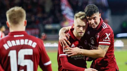 Bild: Daniel Löb/dpa
Pascal Köpke (links) und Taylan Duman hatten maßgeblichen Anteil am Nürnberger Sieg gegen Jahn Regensburg. Die beiden neuen in der Startelf schossen die Tore beim 2:0-Erfolg.