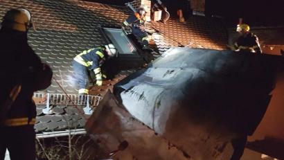 Bild: Roßmann/exb
Die Feuerwehr Oberviechtach rückte am Freitagabend aus, um ein Dach im Stadtgebiet zu sichern.