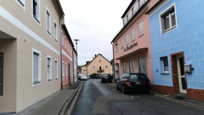 Bild: Portner
Das Konzept für die Sailergasse sieht neben der Fahrbahnsanierung samt Unterbau auch mehr Grün im Straßenbild vor. Interessierte Anlieger können ihre Hausfassade samt Zugangsbereich mit Fördergeldern aufwerten.