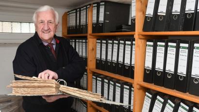 Bild: Gabi Schönberger
Sauber beschriftet und aufgereiht füllen die Berichte über Floß viele Regalbretter im Keller von Fred Lehner. Der 90-Jährige freut sich über das Interesse seines 41-jährigen Enkels an dem Archiv, das nur eine Teil von Lehners Lebensleistung dokumentiert.