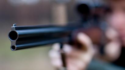 Symbolbild: Patrick Pleul
Ein Mann zielt mit seinem Jagdgewehr.