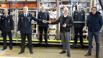 Bild: Hirsch
Stadtbrandmeister Roland Krettner, Stadtbrandinspektor Klaus Brunner, Fördervereinsvorsitzender Holger Roidl, Oberbürgermeister Andreas Feller, Kreisbrandrat Christian Demleitner und städtischer Sachgebietsleiter Dominik Fischer (von links) nahmen zwei Abrollbehälter für die Schwandorfer Feuerwache in Betrieb.
