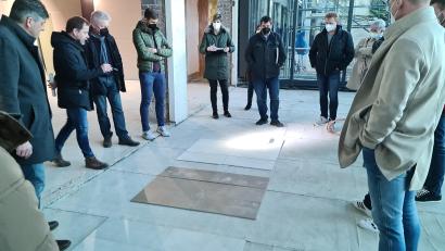 Bild: sne
Architekt Reinhold Krausch (Zweiter von links) stellt dem Stadtrat drei mögliche Feinsteinzeugfliesen für das Foyer vor.