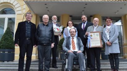 Archivbild: fvo
Im März 2017 war eine Delegation aus Waldthurn zusammen mit den Grenadierschreiber Hans Härtl nach Karlsbad gereist, um den auf Kur befindlichen Bischof František Václav Lobkowicz (Zweiter von links) um die Übernahme des großen Festgottesdienstes beim Waldthurner Heimatfest im Juni 2017 zu bitten.