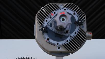Bild: e
Davon, dass dieser Wankel-Motor einmal in einem Rasenmäher am Schrottplatz lag, ist nichts mehr zu sehen. Motor-Experte Georg Lehner hat ihn für das Bergbau- und Industriemuseum Ostbayern in Theuern auf Vordermann gebracht.