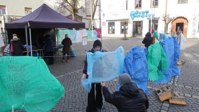 Bild: Kunz
Kittel als stiller Prostest gegen die ab Mitte März geltende einrichtungsbezogene Impfpflicht in wurden am Samstag in Weiden aufgehängt.