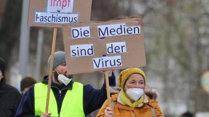 Archivbild: Michael Bothner/exb
Die Geschichte der Impfgegnerschaft (im Bild eine Szene von einer Demonstration in Regensburg) beleuchtete der Journalist Michael Bothner bei einer Online-Veranstaltung des Vereins PunK e.V.