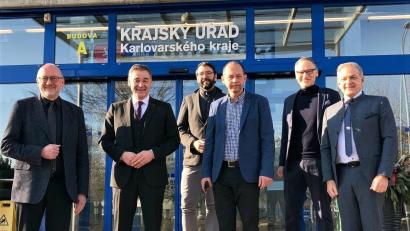 Bild: Euregio Egrensis/exb
Gesprächsrunde im Bezirksamt Karlsbad mit dem Gastgeber, Bezirkshauptmann Petr Kulhánek (Bildmitte): Roland Grillmeier, Bernd Sommer, Patrik Pizinger, Peter Berek, Harald Ehm (von rechts).