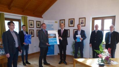 Bild: bk
Finanz- und Heimatminister Albert Füracker (Vierter von links) übergibt den Förderbescheid für den Glasfaseranschluss von 620 Adressen an Bürgermeister Uwe König (Dritter von links). Mit dabei (von rechts) Vizelandrat Franz Mädler, Regierungspräsident Wolfgang Jonas und Sebastian Krysa sowie der Geschäftsführende Beamte Max Heindl (links).