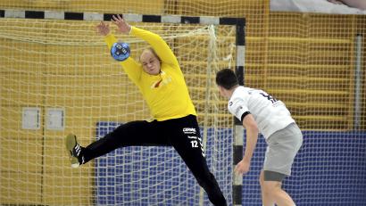 Bild: Hubert Ziegler
Diesen vom Forchheimer Colm Thiel (rechts) geworfenen Siebenmeter konnte der wie entfesselt aufspielende Torhüter der SG Auerbach/Pegnitz, Max-Anton Seiffert (links) mit einem Superreflex erfolgreich parieren.