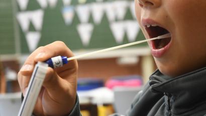 Symbolbild: Gabi Schönberger/dpa
Für Schüler zählen Corona-Tests zur Routine.