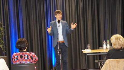 Bild: wel
Anschaulich und lebendig schilderte Autor Titus Müller die historischen Ereignisse in der ehemaligen DDR bis zum Mauerbau und verband die authentischen Gegebenheiten mit dem Schicksal der Hauptakteurin Ria, die dem Buch den Titel "Die fremde Spionin" gab.