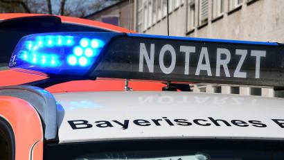 Symbolbild: Petra Hartl
Die Polizei und der Rettungsdienst hatten es in der Nacht von Samstag auf Sonntag gleich mit mehreren Schlägereien in Sulzbach-Rosenberg zu tun. In einem Fall wurde auch ein Beamter verletzt.